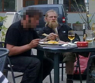 Posible imagen inédita del Techno Viking en el mundo salvaje, quizás capturada en fechas cercanas al festival de música donde apareció por primera vez. Nótese el dedo amenazador apuntando al fotógrafo. ¿Estará bien el responsable de la foto?